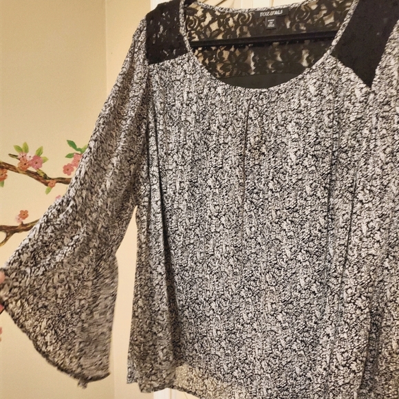 Roz & Ali Tops - Roz & Ali Trumpet sleeves blouse with black lace